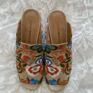 Embroidered Lucky Brand Mule shoe.